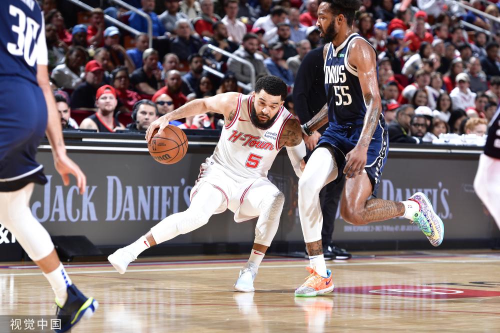 她不仅以出 她不仅以出